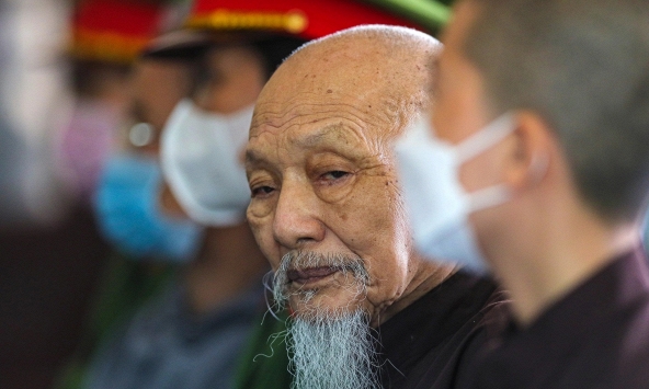 Ông Lê Tùng Vân khai có 2 bằng cử nhân nhưng không nghề nghiệp và đang chờ lấy vợ