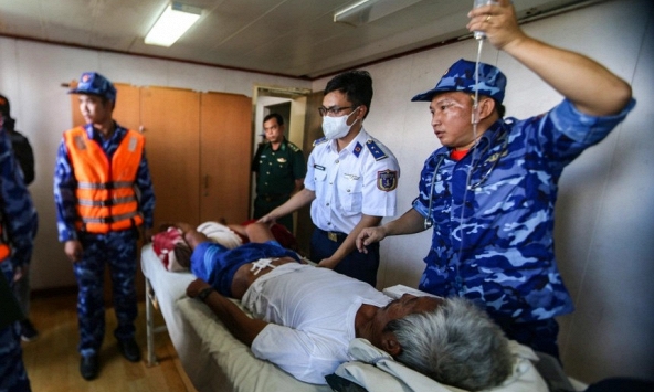 Bốn ngư dân trên tàu cá bị chìm đã được đưa vào đất liền 