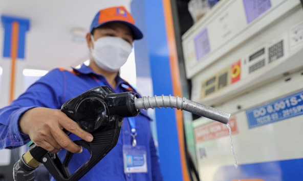 Đề xuất giảm các loại thuế, phí liên quan đến xăng dầu