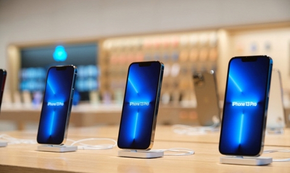 Apple lần đầu phải giảm giá iPhone để kích cầu