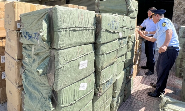 Kho hàng chứa hơn 20 tấn nước hoa, mỹ phẩm nghi  hàng giả