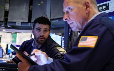 Cổ phiếu của ngành bán lẻ sụt giảm tác động tiêu cực lên thị trường chứng khoán thế giới