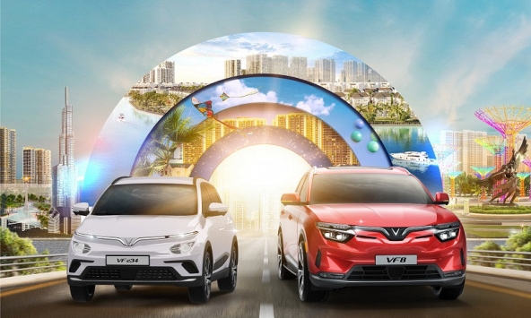 Người dân TP. HCM háo hức chờ cơ hội lái thử ô tô điện VinFast