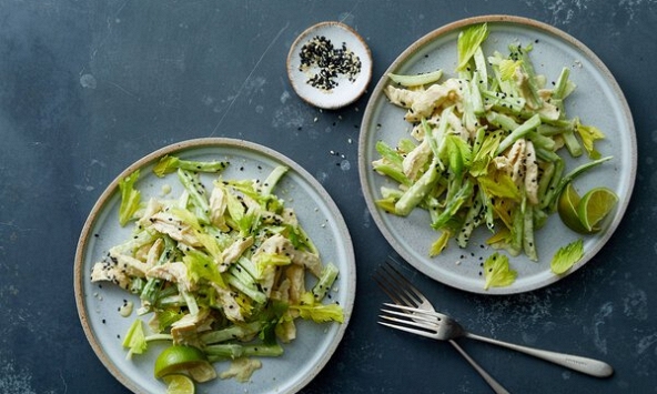 Món ngon mỗi ngày: Salad gà cùng cần tây với sốt Wasabi