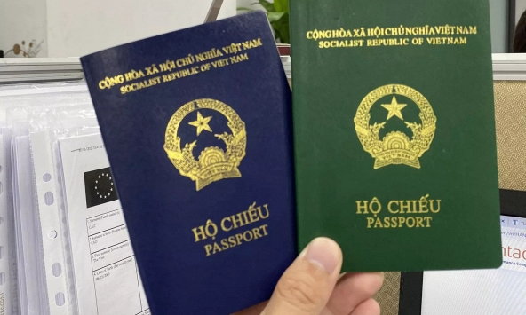 Đức tạm dừng cấp visa cho người có hộ chiếu mẫu mới 