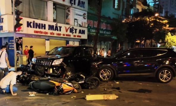 Xe 'điên' tông liên hoàn làm một người chết và nhiều người bị thương