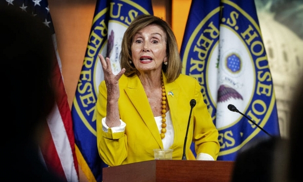 Trung Quốc cảnh báo: Máy bay hộ tống bà Pelosi có thể bị bắn hạ