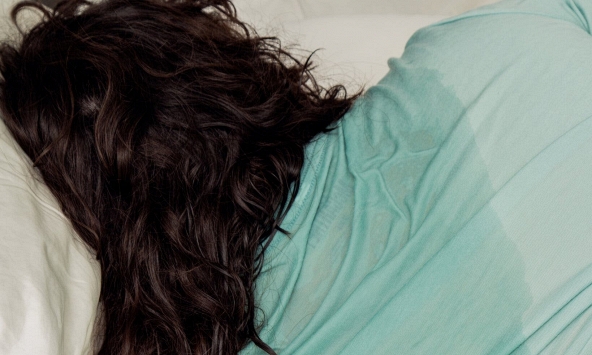 Tại sao tôi lại đổ mồ hôi nhiều khi ngủ?