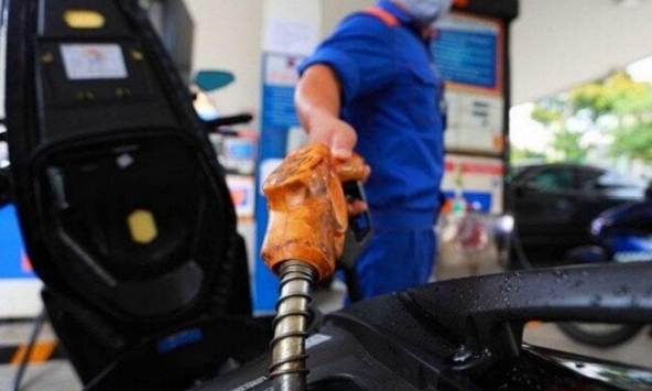 Giá xăng giảm tiếp 470 đồng/lít