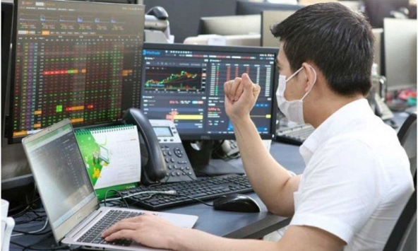 VN-Index khởi sắc, vững trên mốc 1.200 điểm trong phiên đầu tháng 8