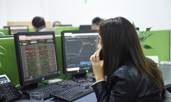 Chỉ số VN-Index vượt mức 1.240 điểm