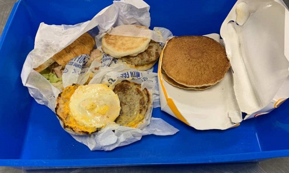 Hành khách bị phạt 1.874 USD vì không khai báo hai cái bánh mì sandwich của McDonald trong hành lý 