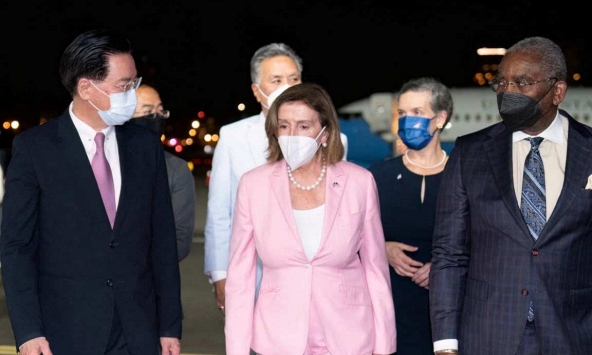 Vì sao bà Nancy Pelosi thăm Đài Loan trong bộ đồ màu hồng?