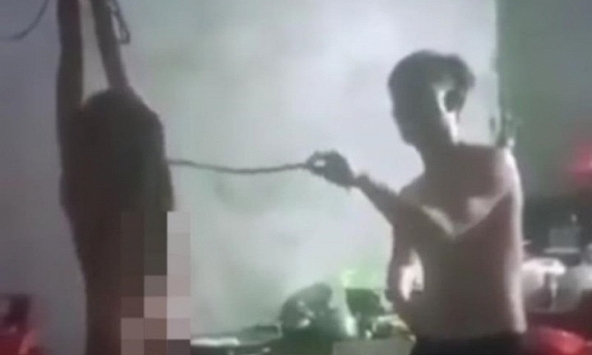 Bé gái bị treo lên trần nhà đánh đập như tra tấn thời Trung Cổ