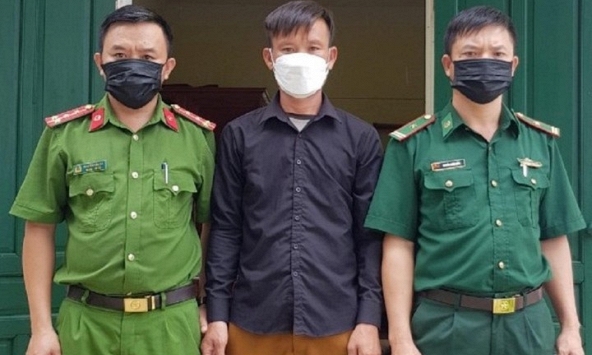 Người cha lột đồ, treo con gái lên trần nhà khai gì?