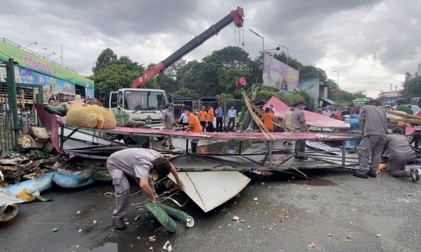 Gió mạnh khiến cổng chào Đầm Sen đổ sập xuống đường