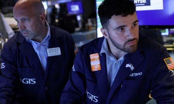 Thị trường chứng khoán thế giới suy yếu trước khi các báo cáo quan trọng được công bố