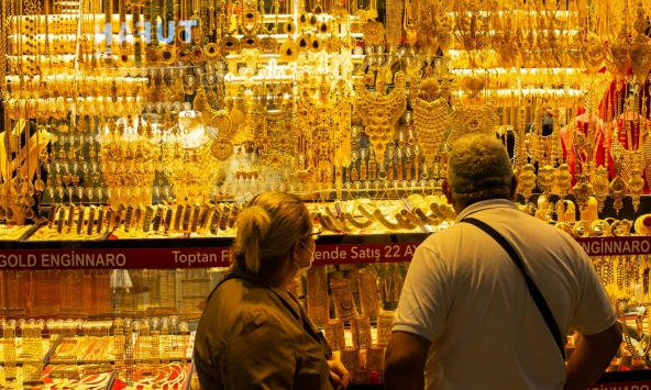 Giá vàng hôm nay 10/8: Duy trì đà tăng mạnh