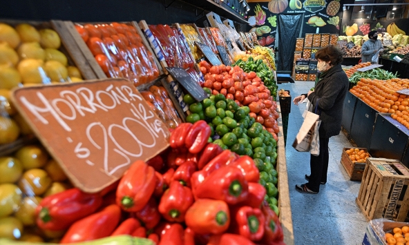 Bó USD trong ống quần, mua bơ đậu phộng trả góp khi lạm phát ở Argentina lên tới 90%