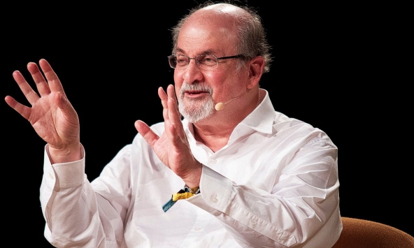 Tiểu thuyết gia Salman Rushdie bị đâm vào cổ ở New York 