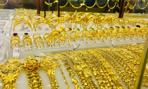 Giá vàng hôm nay 13/8: Chạm mốc 1.800 USD/ounce