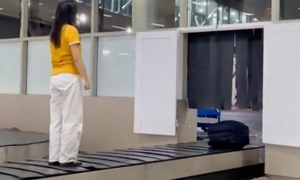 Mời nữ hành khách đứng trên băng chuyền hành lý sân bay lên làm việc