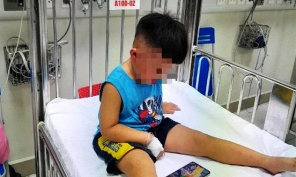 Bé trai 3 tuổi bị nhốt vào tủ đông sắp được ra viện