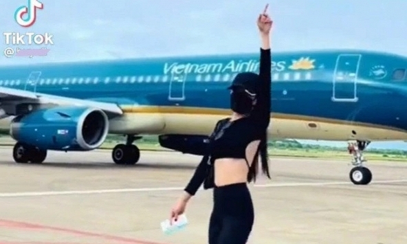 Nữ Tiktoker tạo dáng ở sân bay Phú Quốc bị cấm bay 6 tháng