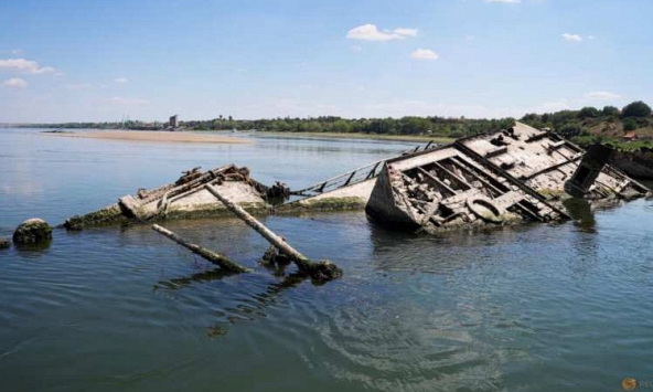 Hạn hán ở châu Âu làm lộ đá cổ, tàu chiến từ Thế chiến thứ II