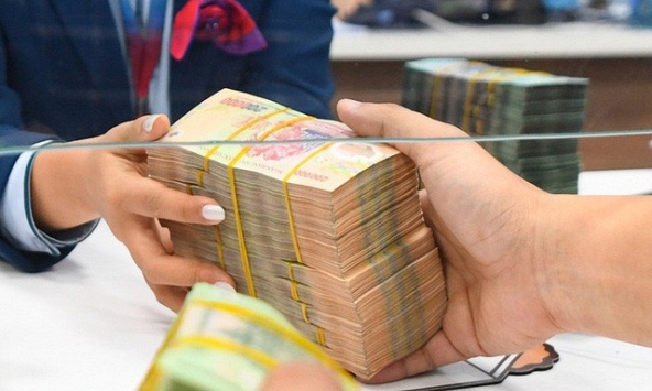 Lãi suất tăng liên tục, người dân tăng tiền gửi ngân hàng