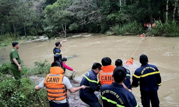 Đi dã ngoại, 10 thiếu niên bị kẹt trong rừng do nước lũ ở Lâm Đồng