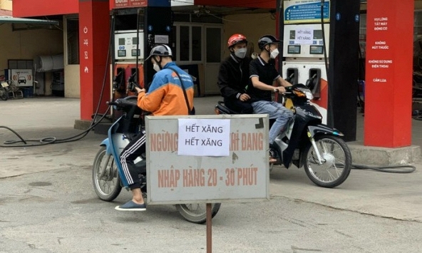 Treo bảng 'hết xăng', nhiều cây xăng bị lập biên bản