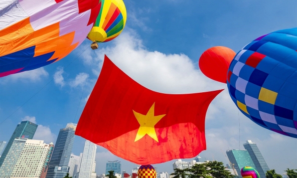 TP.HCM dùng khinh khí cầu kéo đại kỳ 1.800m2 mừng Quốc khánh