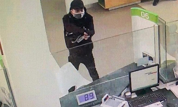 Nhân viên Vietcombank bị cướp dí súng vào đầu bắt đưa tiền