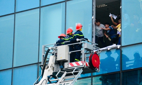 Làm sao để thoát ra khi quán karaoke bốc cháy?