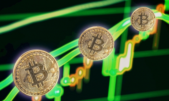 Bitcoin bật tăng sau hơn 1 tháng lình xình