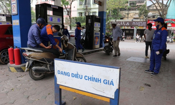 Giá xăng, dầu đồng loạt giảm hơn 1.000 đồng/lít