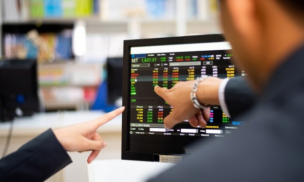 Áp lực bán ra gia tăng vào cuối phiên, VN-Index tăng chưa đến 1 điểm