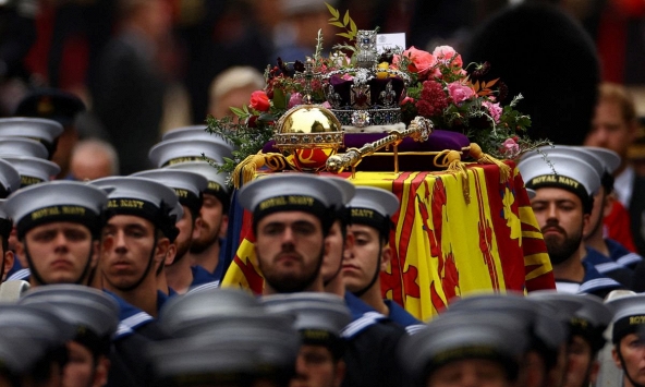 Lễ tang của Nữ hoàng Elizabeth II: 2.868 viên kim cương, 125 rạp hát và 5 dặm