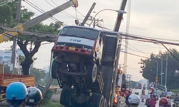 Xe ben kéo đổ nhiều trụ điện, ùn tắc kéo dài ở TP.HCM