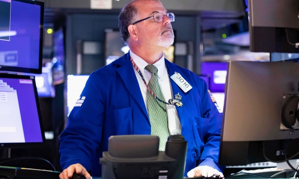 Chứng khoán thế giới 'nín thở' chờ đợi thông báo tăng lãi suất từ FED