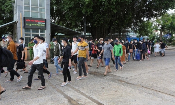 Việt Nam tiếp nhận hàng chục người trốn khỏi sòng bạc ở Campuchia