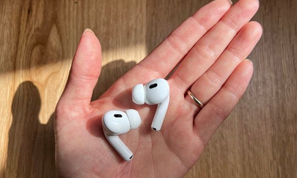 Đánh giá AirPods Pro thế hệ thứ 2: Khử tiếng ồn tốt hơn, dễ dàng tìm thấy khi bị thất lạc