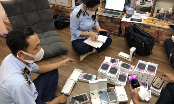 Thu giữ 42 điện thoại iPhone 14 xách tay