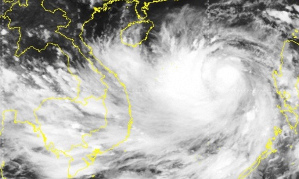 Siêu bão Noru gây ra sóng lớn và lốc xoáy trên biển