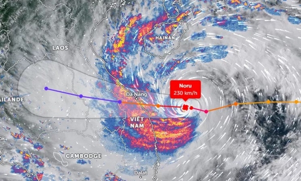 Siêu bão Noru tiến sát đất liền với sức gió 150 km/h, miền Trung mưa xối xả