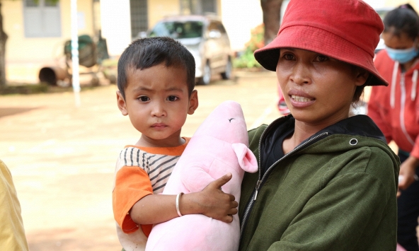 Tạp chí Phụ nữ Mới trao quà cho người nghèo ở Bình Phước