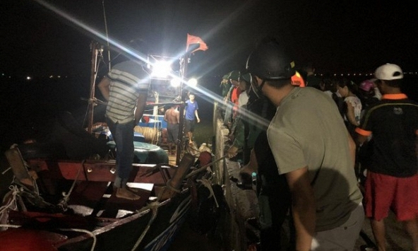 Giải cứu thành công 9 ngư dân Huế trên tàu cá bị chìm giữa biển