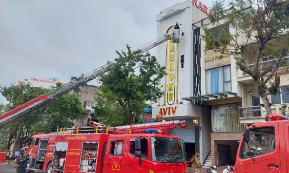 Cháy lớn ở quán karaoke ven biển Đà Nẵng, cảnh sát đục tường dập lửa
