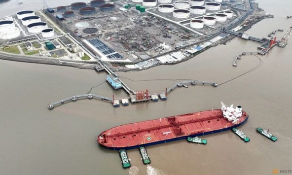 Giá dầu tăng sau khi OPEC + đồng ý cắt giảm sản lượng dầu thô, Mỹ 'xả' kho dầu chiến lược